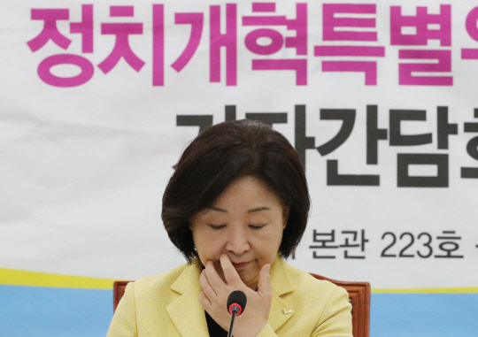 심상정 정개특위원장이 9일 국회에서 기자간담회에서 기자들의 질의에 답변을 고심하고 있다. 연합뉴스